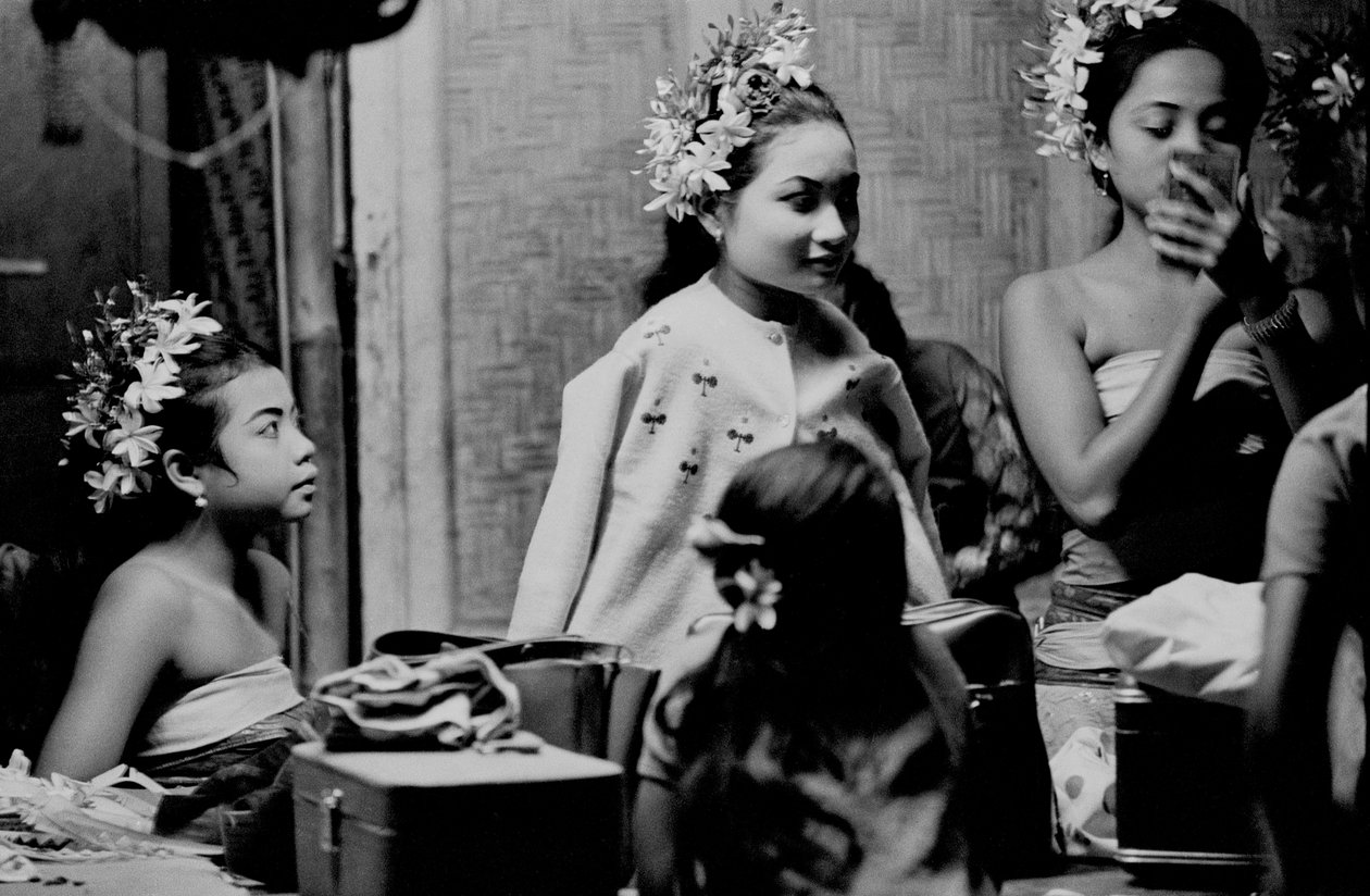 Bali Dancers, Tandjung Sari Hotel, Sanur av Angus Forbes