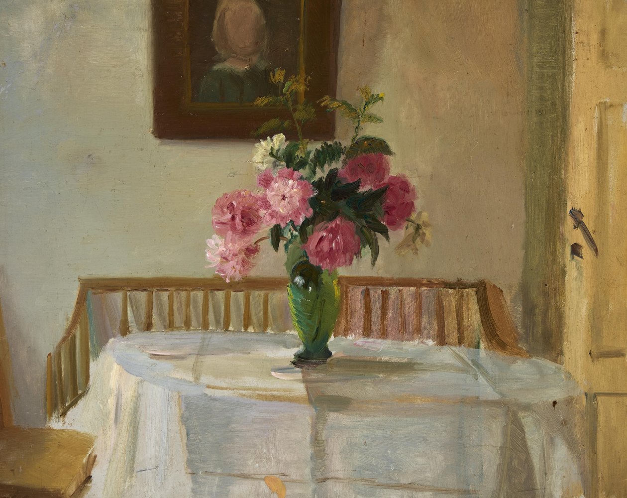 Interiör från Anchers hus på Markvej, Skagen, med rosa krysantemum i en vas på ett bord. av Anna Ancher