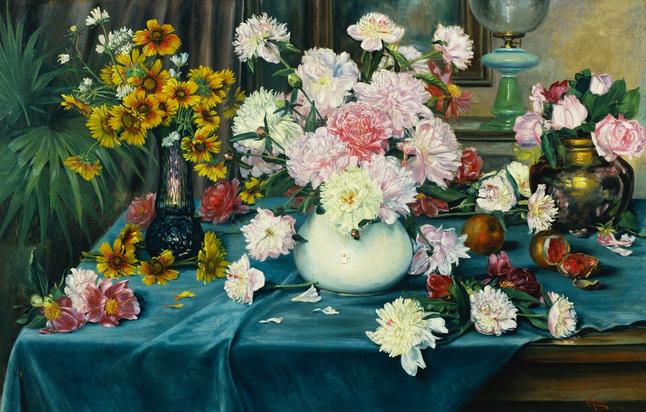 Pioner, rosor och andra blommor i vaser på ett bord draperat med en blå duk, 1913 av Anna Knittel