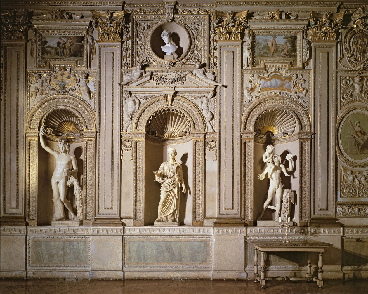 Galleria Carracci, detalj av den förgyllda, stuckade väggdekorationen med nischer innehållande marmorskulptur, 1597-1604 foto av Annibale Carracci