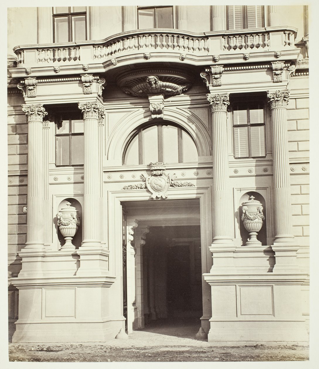 Albrechtsgasse nr 3, portal vid Friedrich Ritter von Scheys bostad av Anonymous