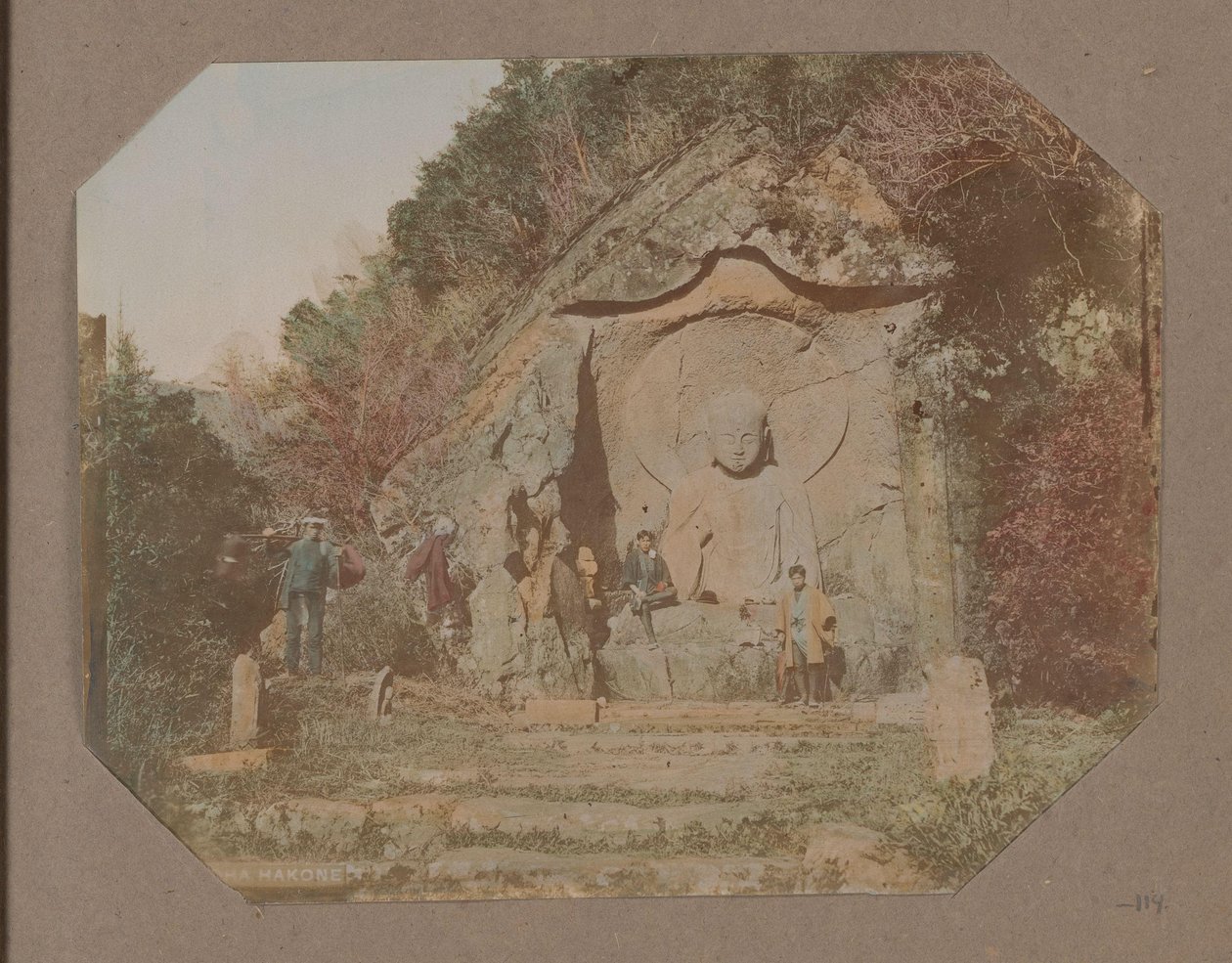 Tre män vid en Buddha-relief i Hakone, Japan av Anonymous