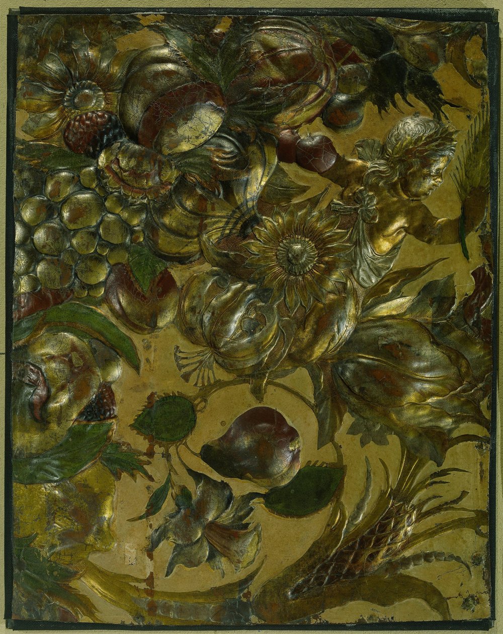 Fragment av guldläder med präglad prydnad med rankor, blommor, frukter och en putto av Anonymous