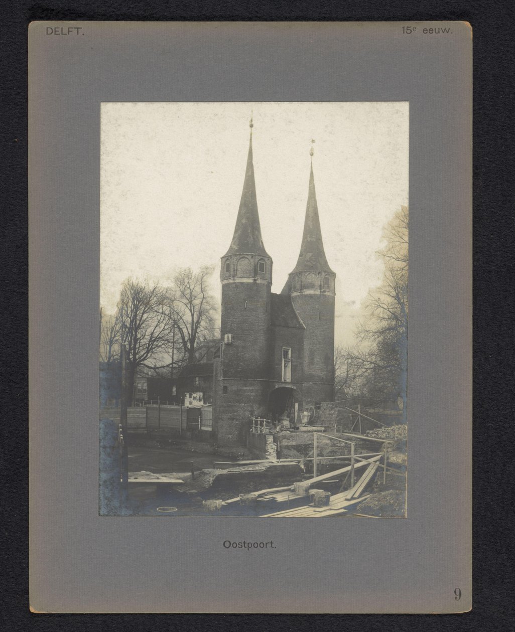 Utsikt över Östra porten i Delft East Gate (titel på objekt) av Anonymous