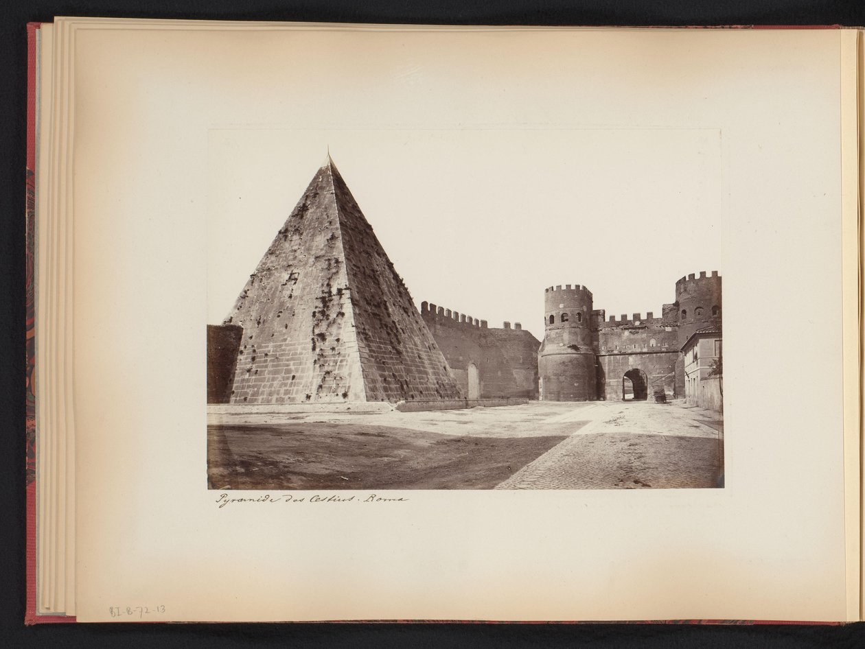 Vy över pyramiden av Caïus Cestius och Porta Ostiense i Rom, Italien Pyramid av Cestius. Roma (titel på objekt) av Anonymous
