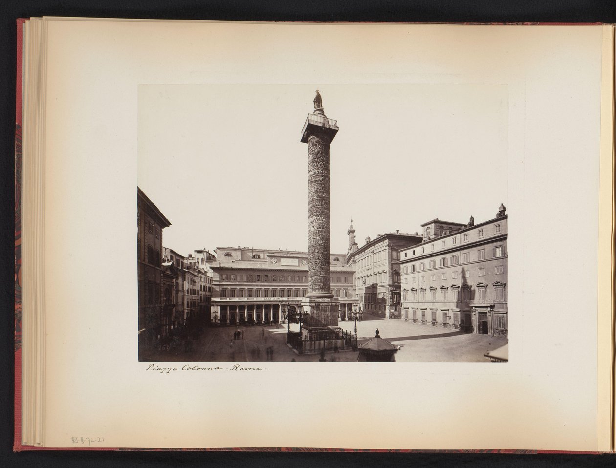 Vy över kolonnen av Marcus Aurelius i Rom, Italien Piazza Colonna. Roma (titel på objekt) av Anonymous