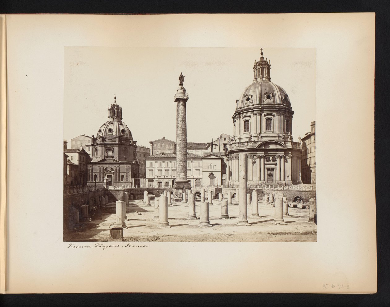 Utsikt över Trajanus forum i Rom, med Trajanus kolumn och kyrkorna Santissimo Nome di Maria och Santa Maria di Loreto, Italien Forum Trajani. Roma (titel på objekt) av Anonymous