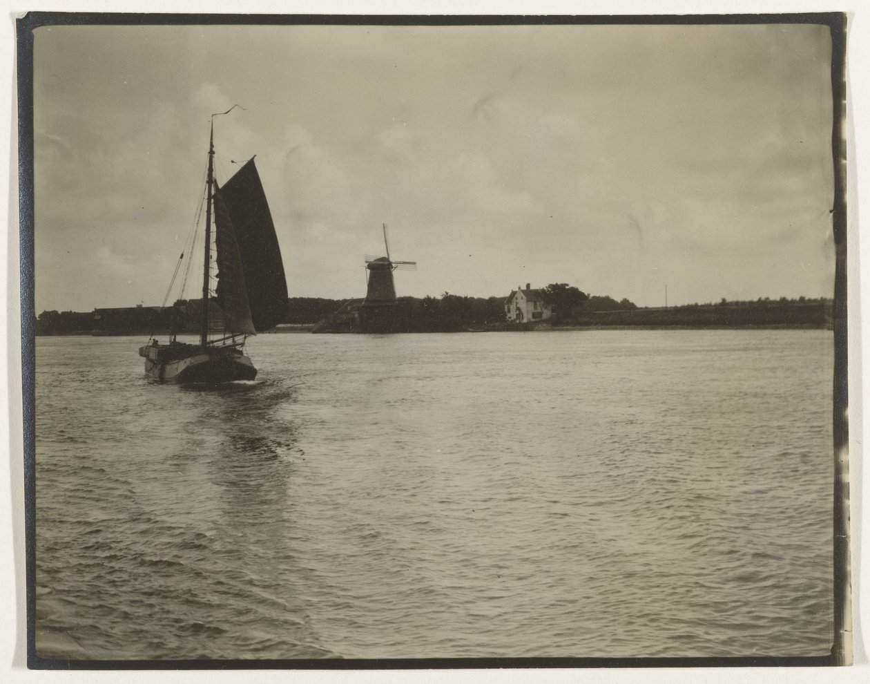Utsikt över en flod eller Zuiderzee, med ett segelfartyg och en kvarn, Nederländerna av Anonymous