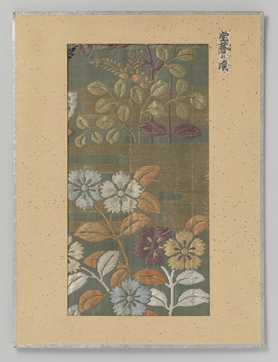 Textilfragment, broderi av blommor och moln i kirikane guldtråd av Anonymous