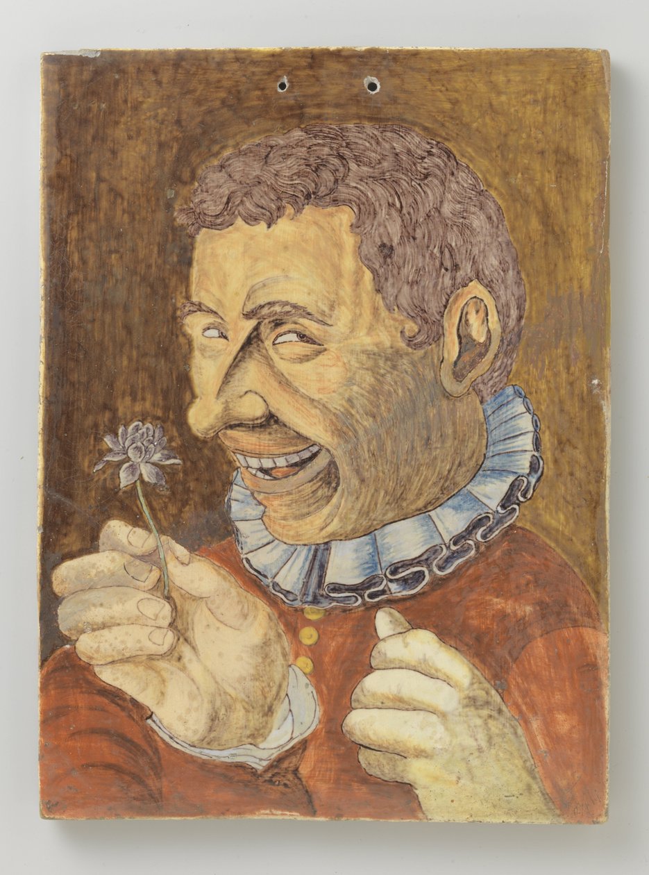 tallrik av fajans med man med blomma av Anonymous