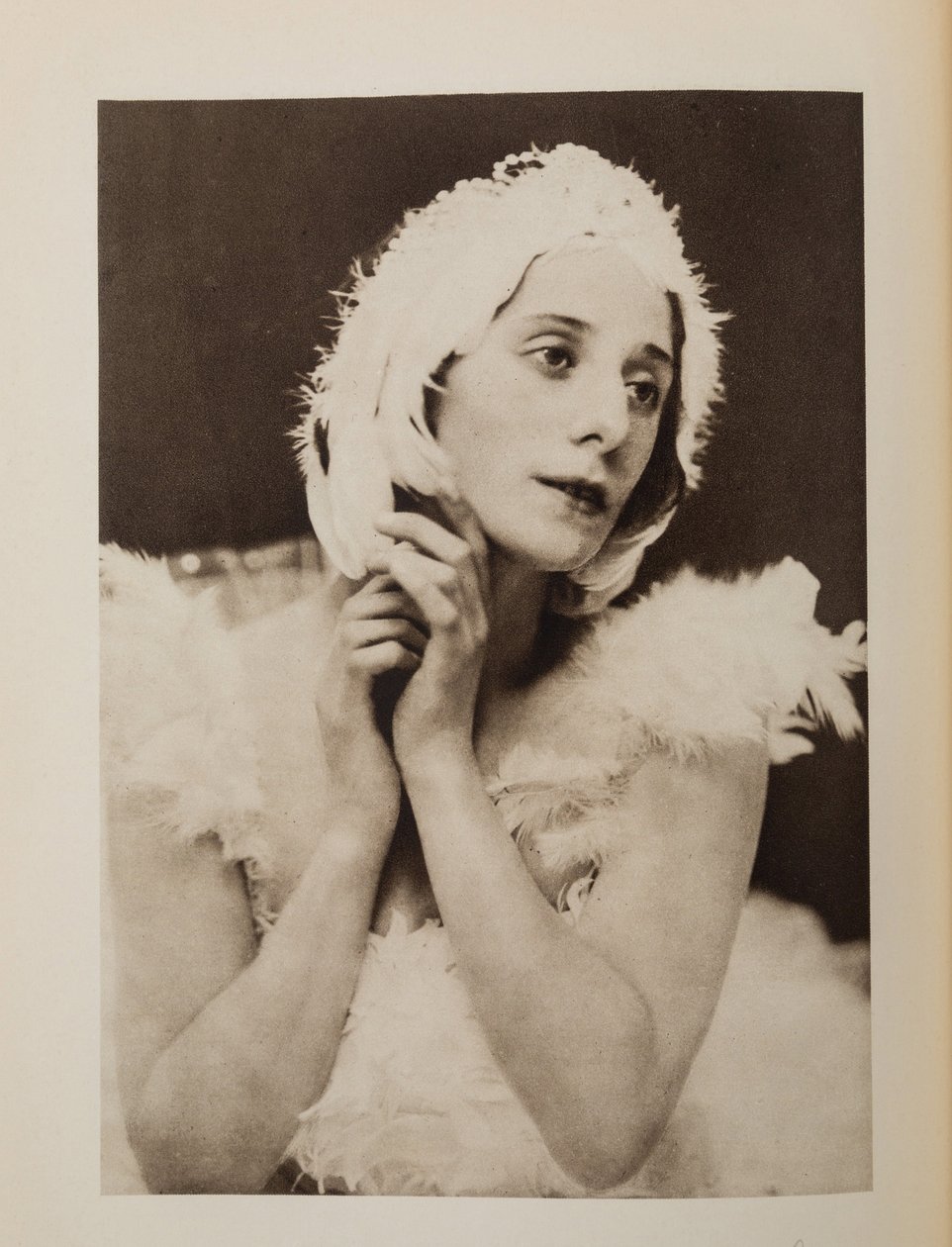 Anna Pavlova (Pavlovna) (1881-1931) i baletten Den döende svanen av Camille Saint-Saens, Anonym. Kromolitografi, , Privat samling av Anonymous Anonymous