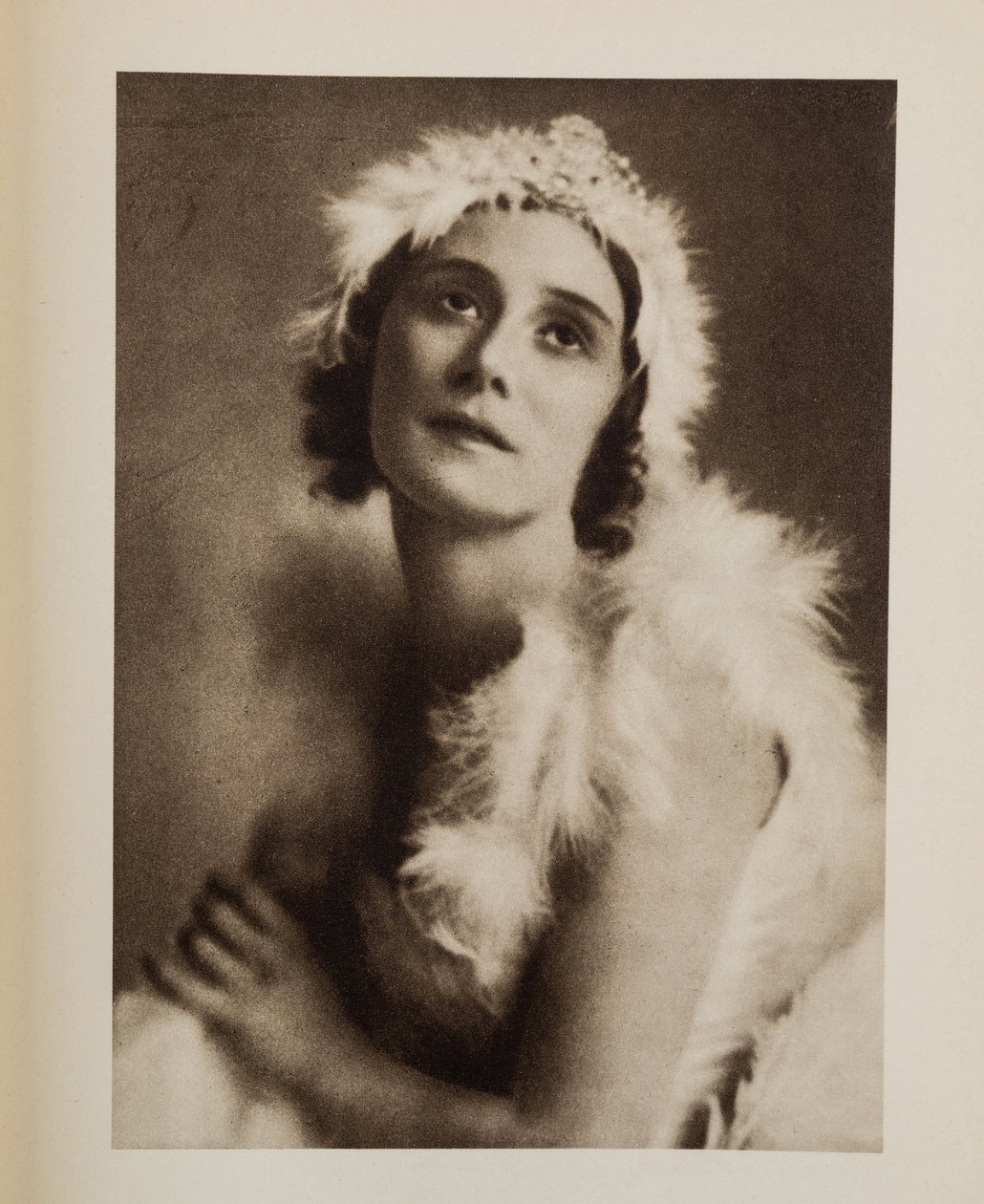 Anna Pavlova (Pavlovna) (1881-1931) i baletten Den döende svanen av Camille Saint-Saens, Anonym. Kromolitografi, , Privat samling av Anonymous Anonymous