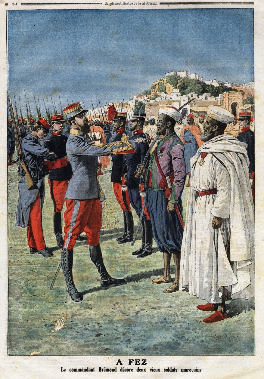 Kommendör Edouard Bremond (1868-1948) dekorerar två gamla marockanska soldater i Fez. Gravyr i "" Le Petite Journal"", den 21/01/1912. Privat samling. av Anonymous Anonymous