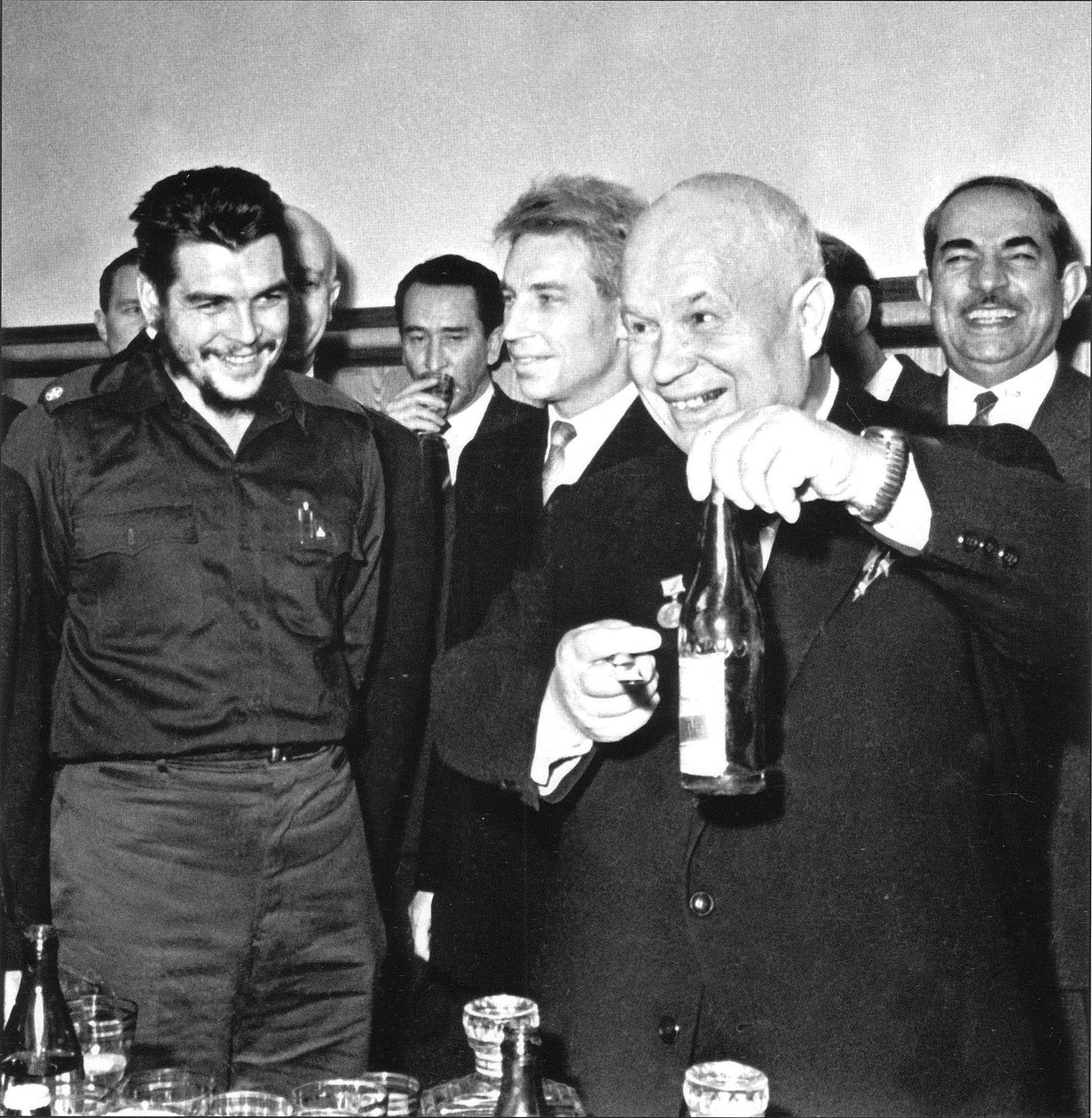 Ernesto Che Guevara (1928-1967) och Nikita Chrusjtjov (Khruchtchev) (1894-1971) i Mostsov, Anonym. Fotograf av Anonymous Anonymous