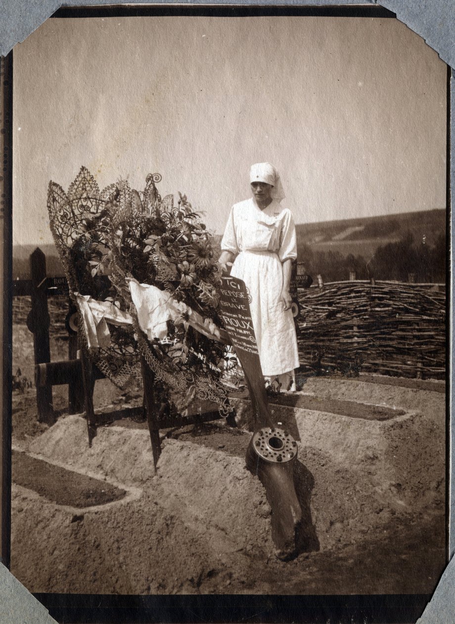 Första världskriget 1914-1918: sjuksköterska (Therese Pavillou?) i en blus på graven av den franske pilotsergeanten Roux, som dog vid 21 års ålder, i Couville, Manche, Basse-Normandie (Lagre Normandie), Frankrike. Anonymt fotografi juli 1917. Privat samlin av Anonymous Anonymous