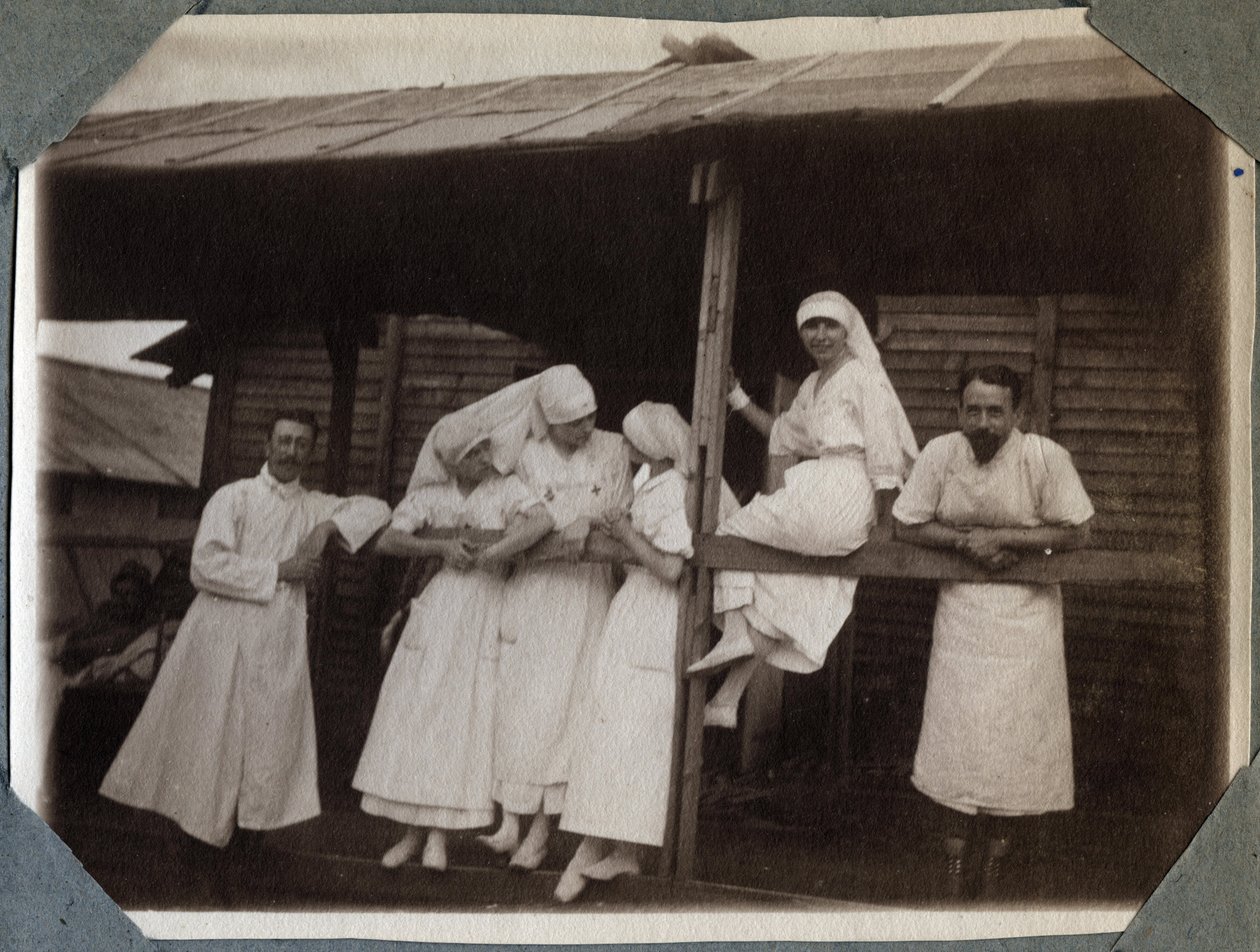 Första världskriget 1914-1918: sjuksköterskor och läkare i blus i Couville, Manche, Basse-Normandie (Basse Normandie), Frankrike. Anonymt fotografi juli 1917. Privat samling, Stella. av Anonymous Anonymous