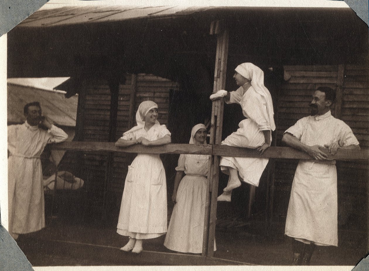 Första världskriget 1914-1918: sjuksköterskor och läkare i blus som pratar i Couville, Manche, Basse Normandie, Frankrike. Anonymt fotografi juli 1917. Privat samling, Stella. av Anonymous Anonymous