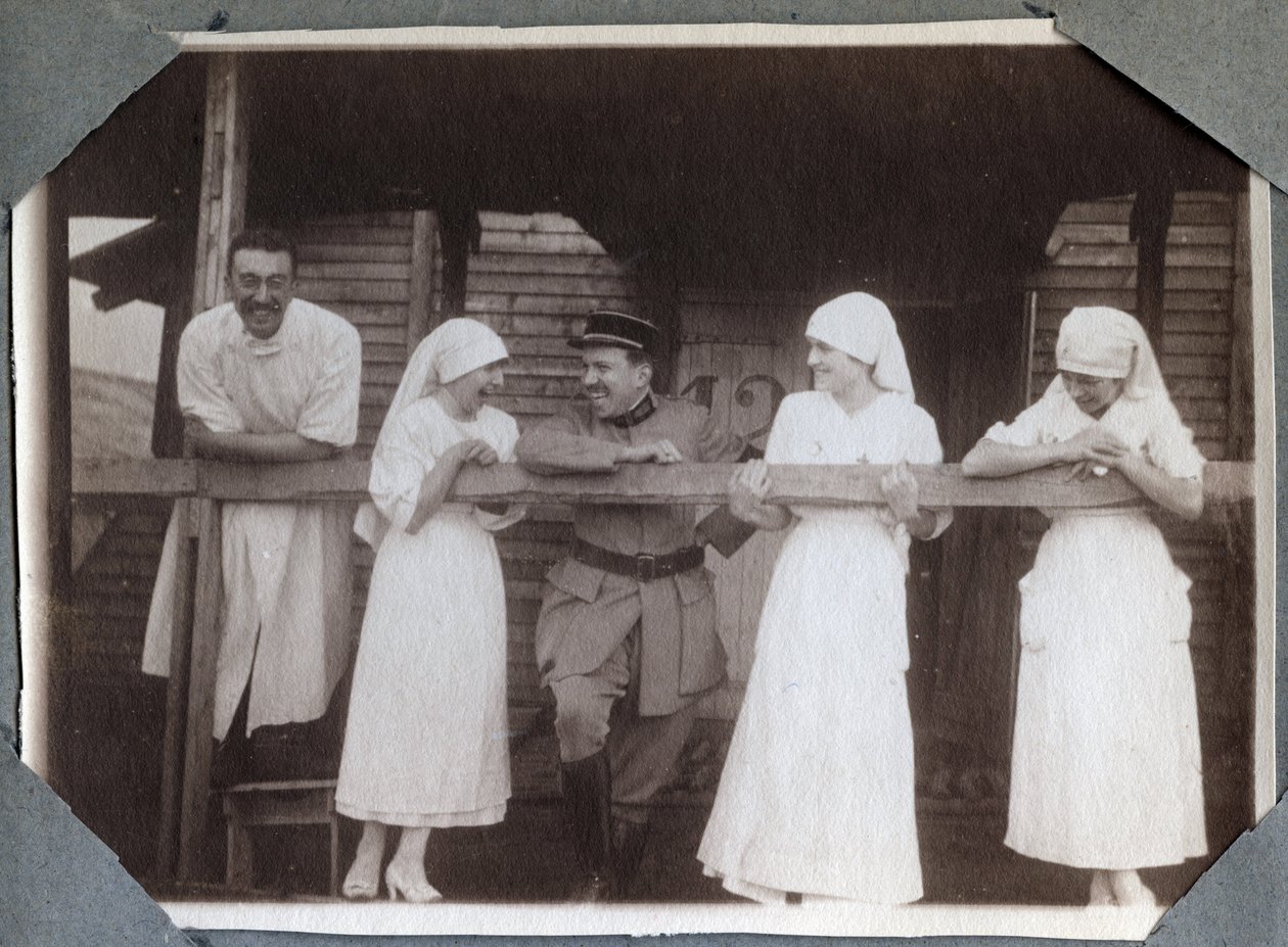 Första världskriget 1914-1918: sjuksköterskor i en rolig blus med soldater och en läkare i Couville, Manche, Basse-Normandie (Lagre Normandie), Frankrike. Anonymt fotografi juli 1917. Privat samling, Stella. av Anonymous Anonymous