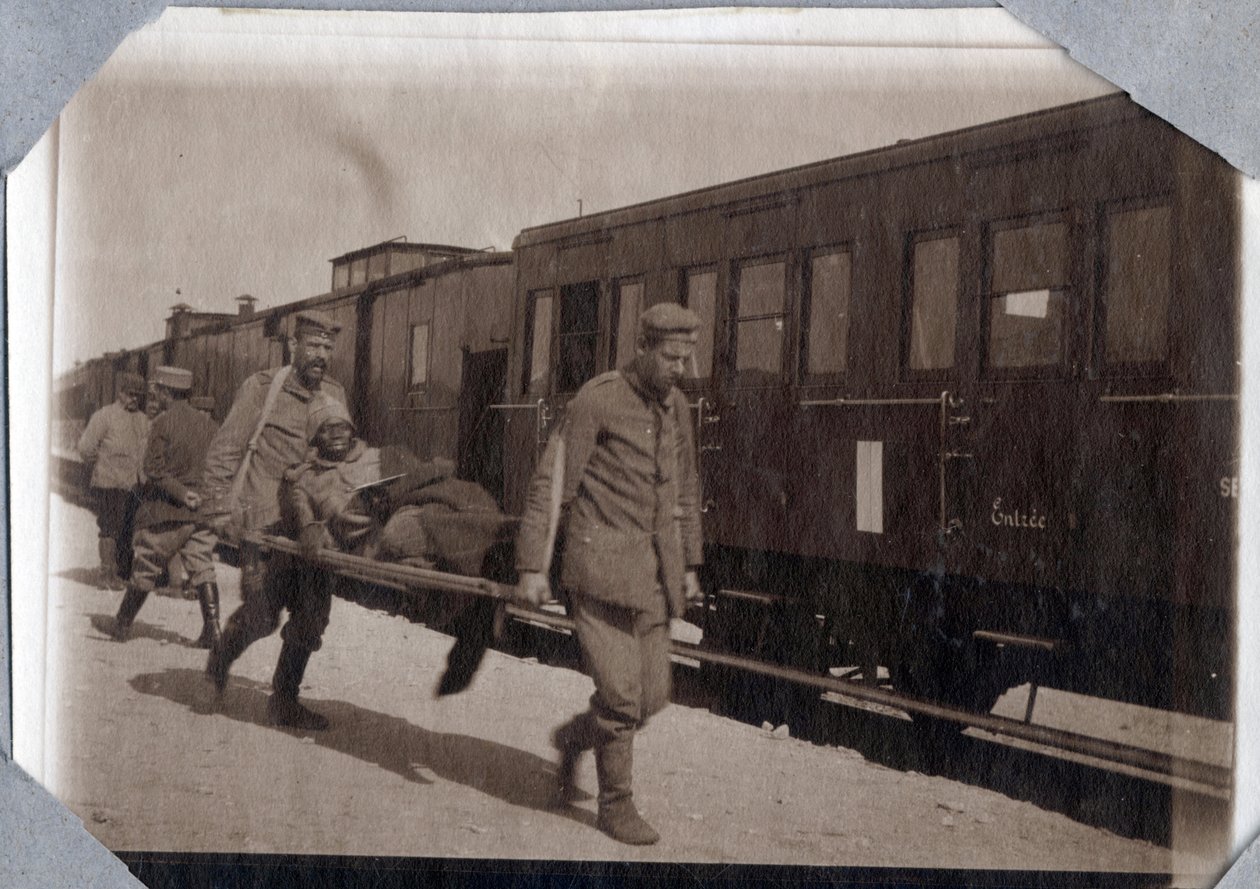 Första världskriget 1914-1918: soldatsår och bårar på en station i Engelska kanalen, Nedre Normandie (Nedre Normandie), Frankrike. Anonym fotografi maj 1917. Privat samling, Stella. av Anonymous Anonymous