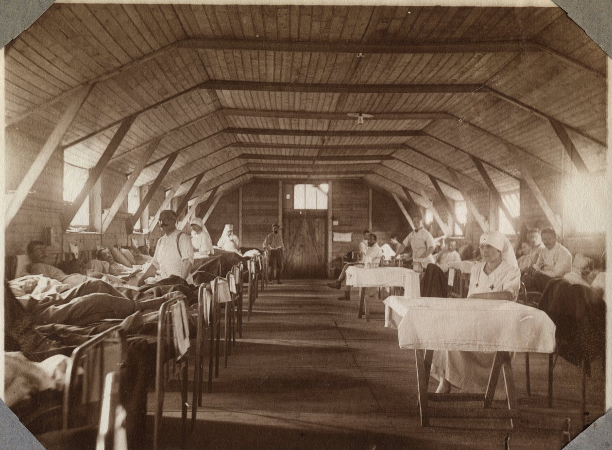 Första världskriget 1914-1918: sårade soldater och sjuksköterskor från det franska röda korset (röda korset), lägret Couville i Engelska kanalen, Basse-Normandie (Negre Normandie), Frankrike. Anonymt fotografi juli 1917. Privat samling, Stella. av Anonymous Anonymous