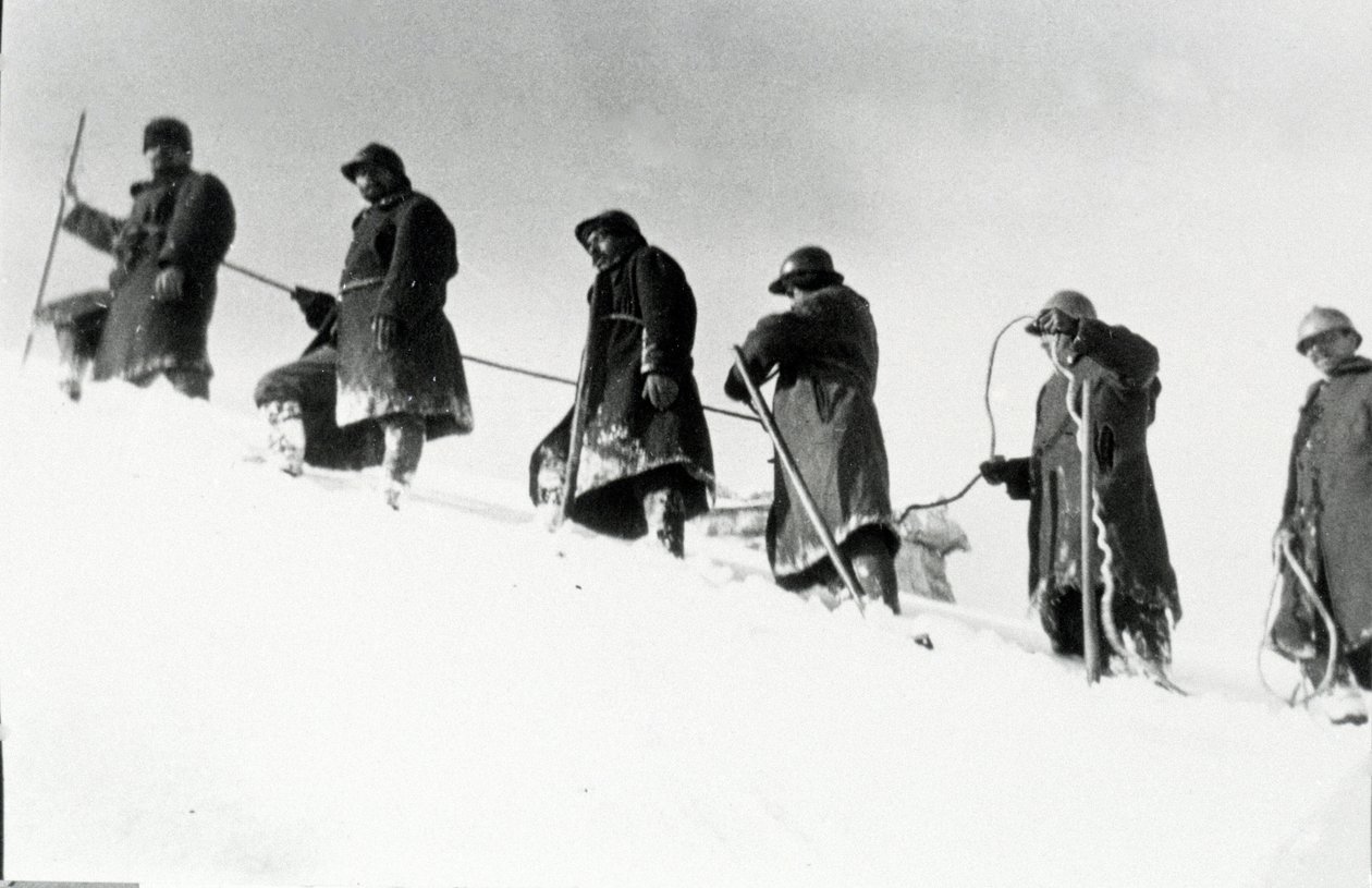 Första världskriget: Italienska alpina jägare (alpino eller alpini) under en bestigning av Anonymous Anonymous