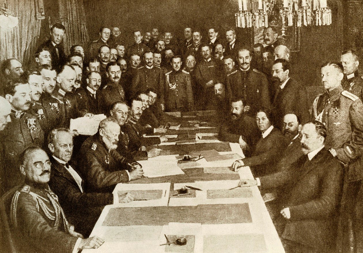 Första världskriget: undertecknande av fredsfördraget i Brest Litovsk (Brest-Litovsk) den 03/03/1917 mellan tyskarna och ryssarna. Bolsjevikriket har andra territorier än Tyskland. Representanter för centrala imperier (eller Trippelalliansen, Tyskland, Öst av Anonymous Anonymous
