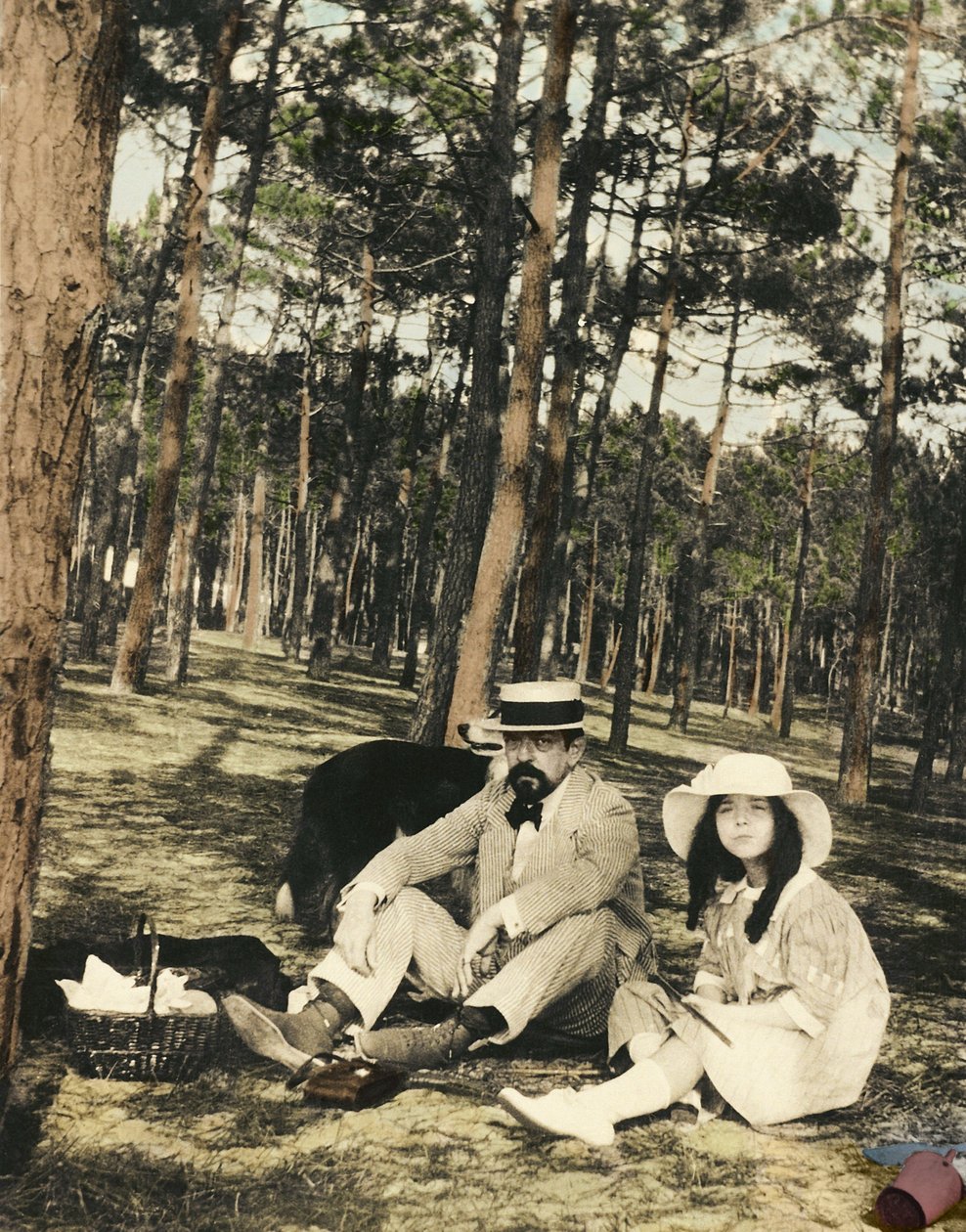 Den franske kompositören Claude Debussy (1862-1918) och hans dotter Chouchou sitter för en picknick i en tall nära Arcachon av Anonymous Anonymous