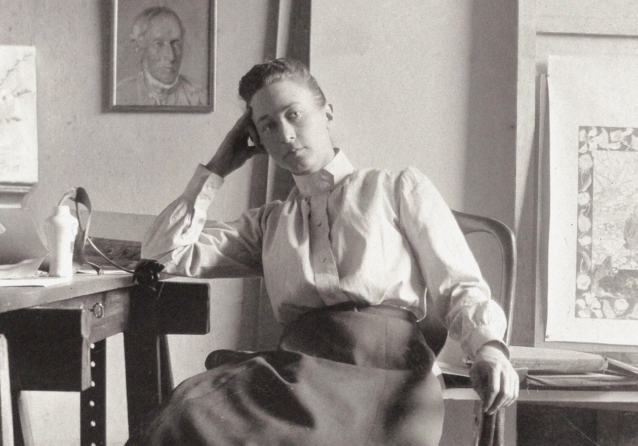Hilma af Klint in her studio at Hamngatan, Stockholm, c. 1895 (photograph) av Anonymous Anonymous