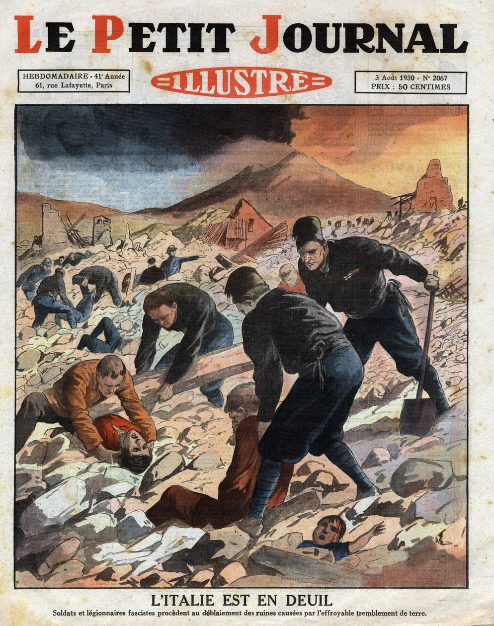 Italien är i sorg: soldater och fascistiska legionärer (svarta skjortor) fortsätter att nysta upp ruinerna som orsakats av den fruktansvärda jordbävningen öster om Neapel. Gravyr. En av tidningen "" Le Petite Journal Illustrous"", den 3/08/1930. Privat sam av Anonymous Anonymous