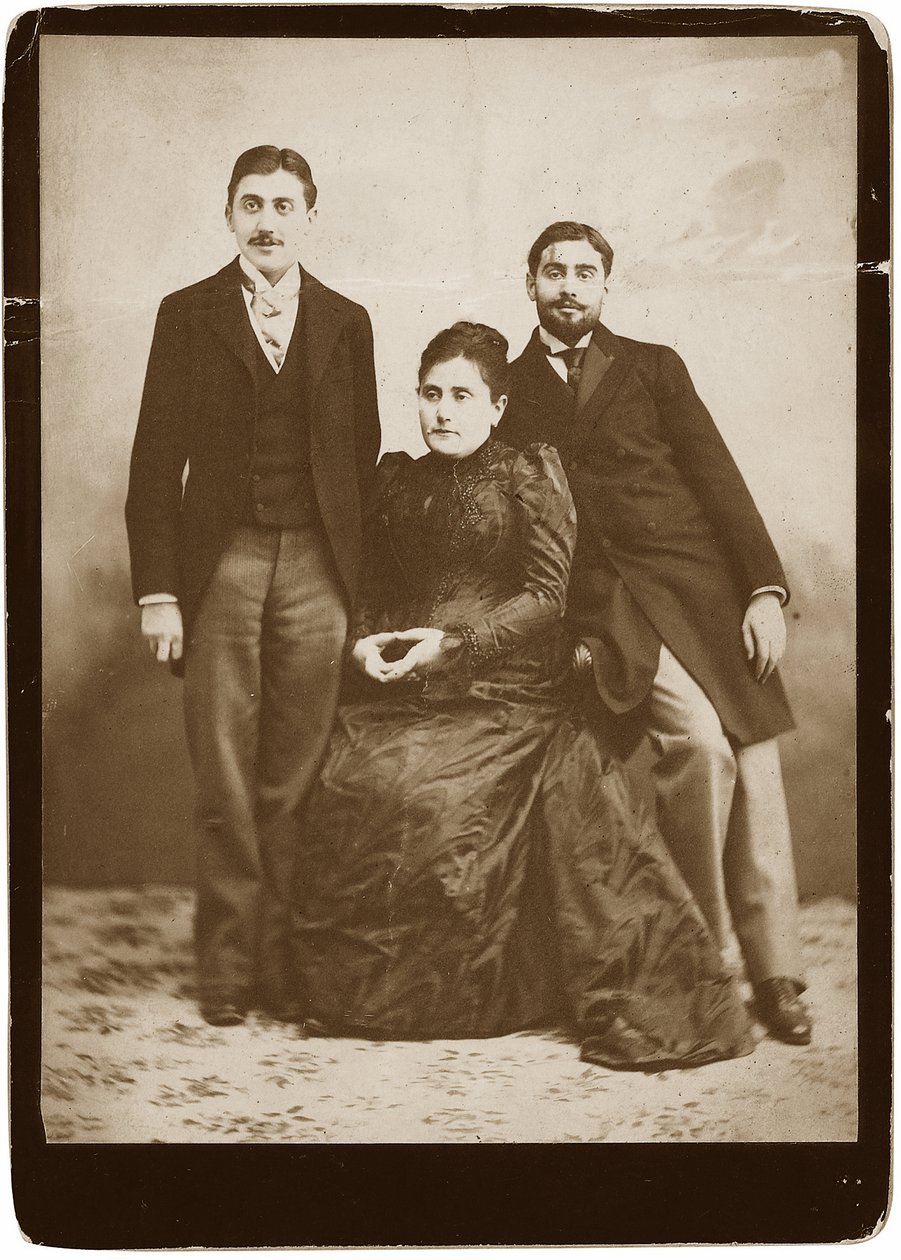 Jeanne Proust nee Weil (1849-1905) och hennes två söner Marcel och Robert (1873-1935), Anonym. Silvergelatinfotografi, ca 1891, privat samling av Anonymous Anonymous
