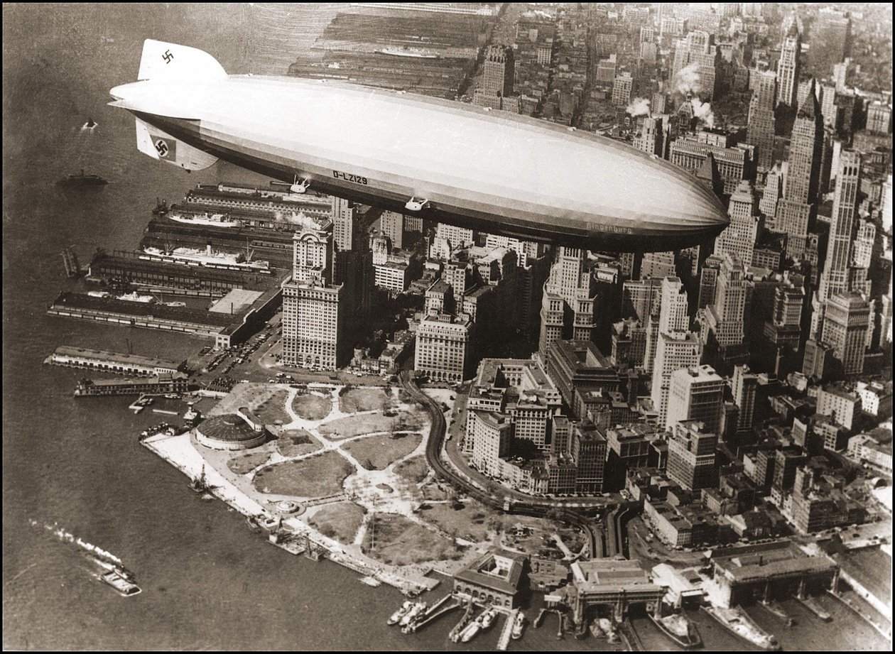 LZ127 Graf Zeppelin i New York 1929 - LZ127 Graf Zeppelin över New York av Anonymous Anonymous