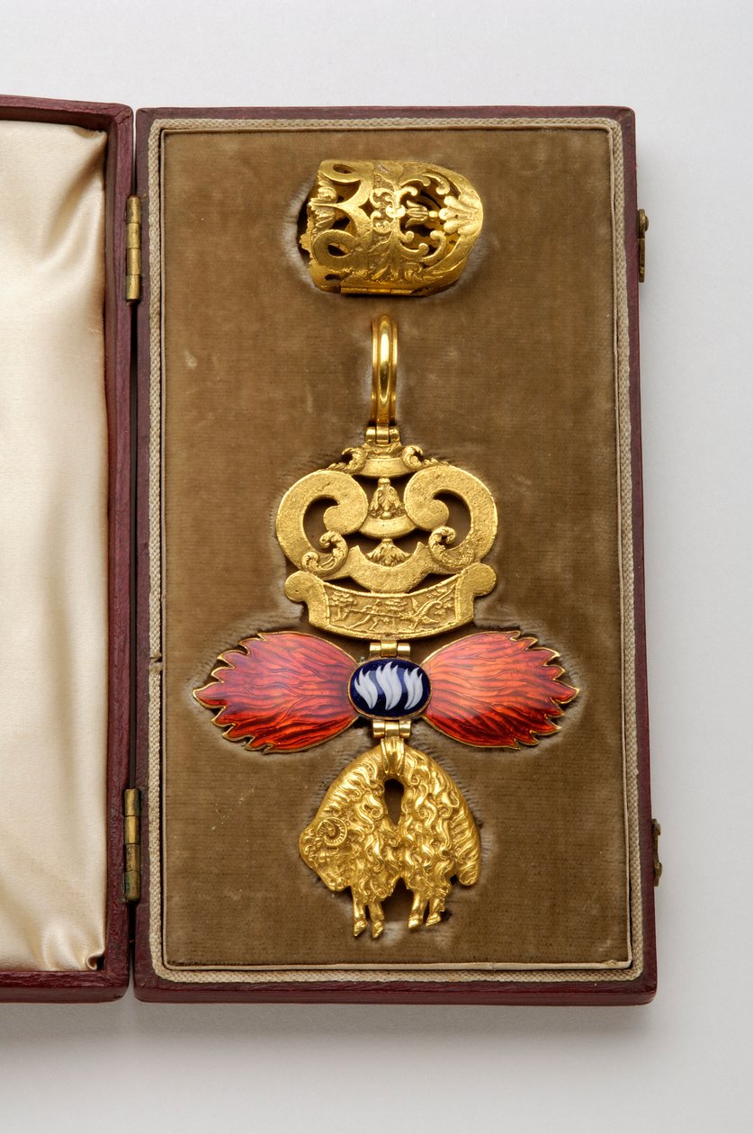 Order of the Golden Fleece: Spansk Golden Fleece - Emblem som tillhör Arthur Wellesley (1769-1852) - Oavers - Tillverkad av Hamlet (London) - Debut av 1800-talet - Guld och emals - H: 7,8 cm; B: 5,6 cm; Vikt: 38 g - Originalfodral i vinröd mar av Anonymous Anonymous
