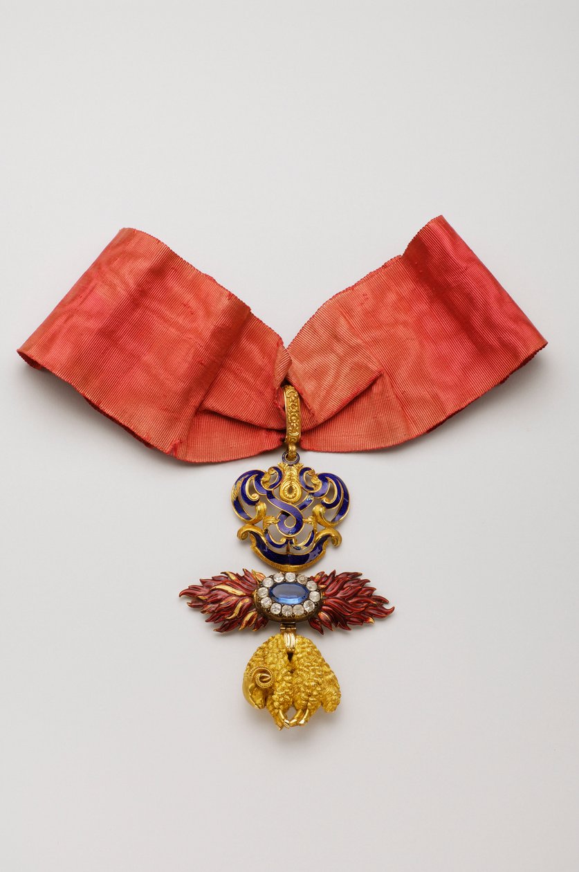 Orden av det gyllene skinnet: Spanskt gyllene skinn - Insignier tillhörande Jean Charles de Saldanha Oliveira e Daun (1790-1876) - Mitten av 1800-talet - Guld, diamanter, safir och emaljer - H 10,6 cm; b 7,6 cm; vikt: 96 g - Privat samling av Anonymous Anonymous