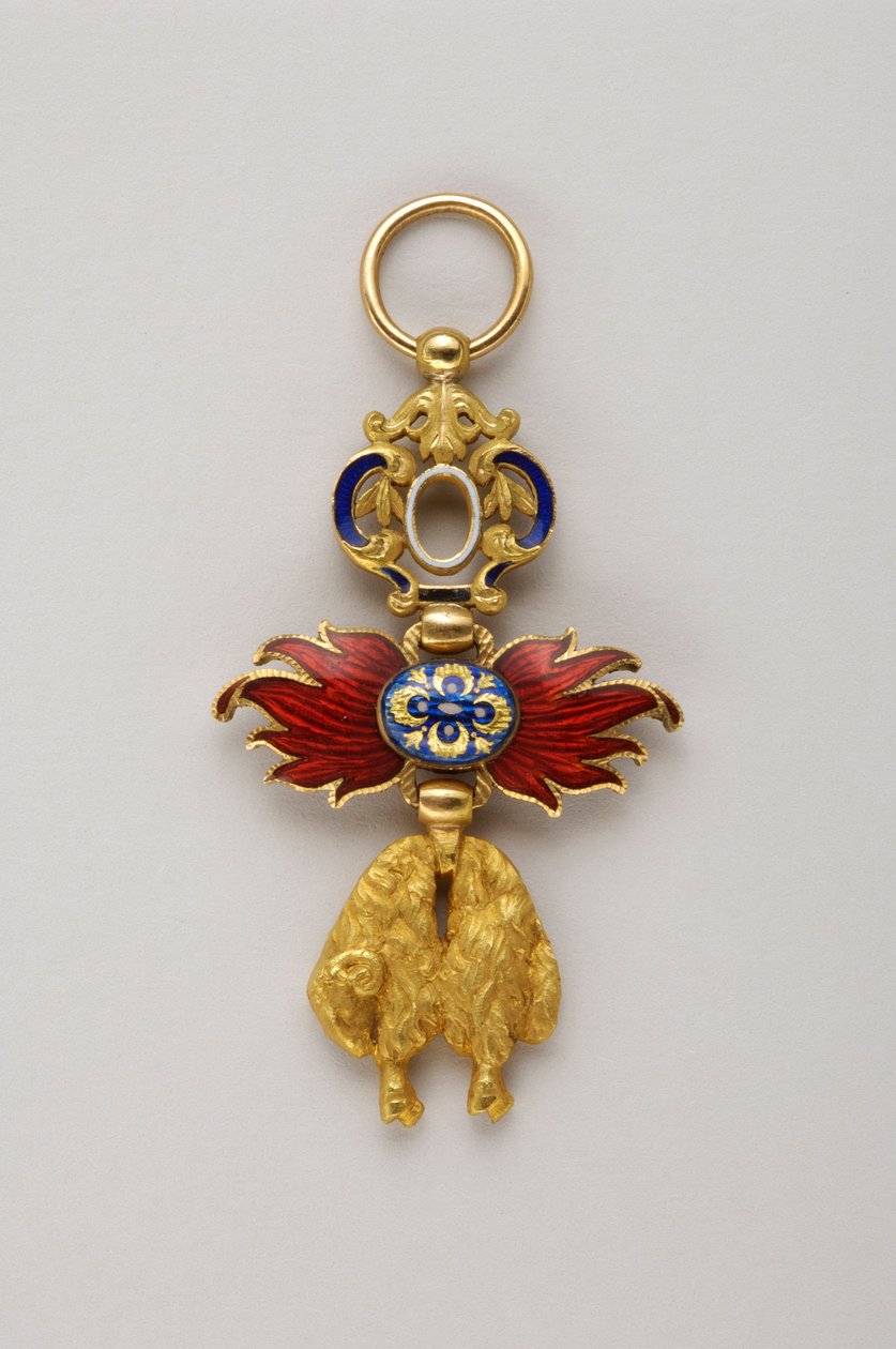 Orden av det gyllene skinnet: Spanskt gyllene skinn - Miniatyr av insignier tillhörande Alfonso (Alfonso) XIII av Bourbon (1886-1941), kung av Spanien (1886-1931) - Slutet av 1800-talet - Guld och emaljer - H 4,3 cm ; b 2,4 cm; vikt: 8 g - Privat samling av Anonymous Anonymous