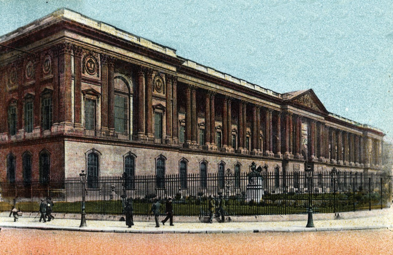 Paris: yttre vy av Colonnade du Louvren byggd av Claude Perrault (1613-1688). Fotografi från 1920 i "" Artistic Album"" av staden Paris. Privat samling. av Anonymous Anonymous