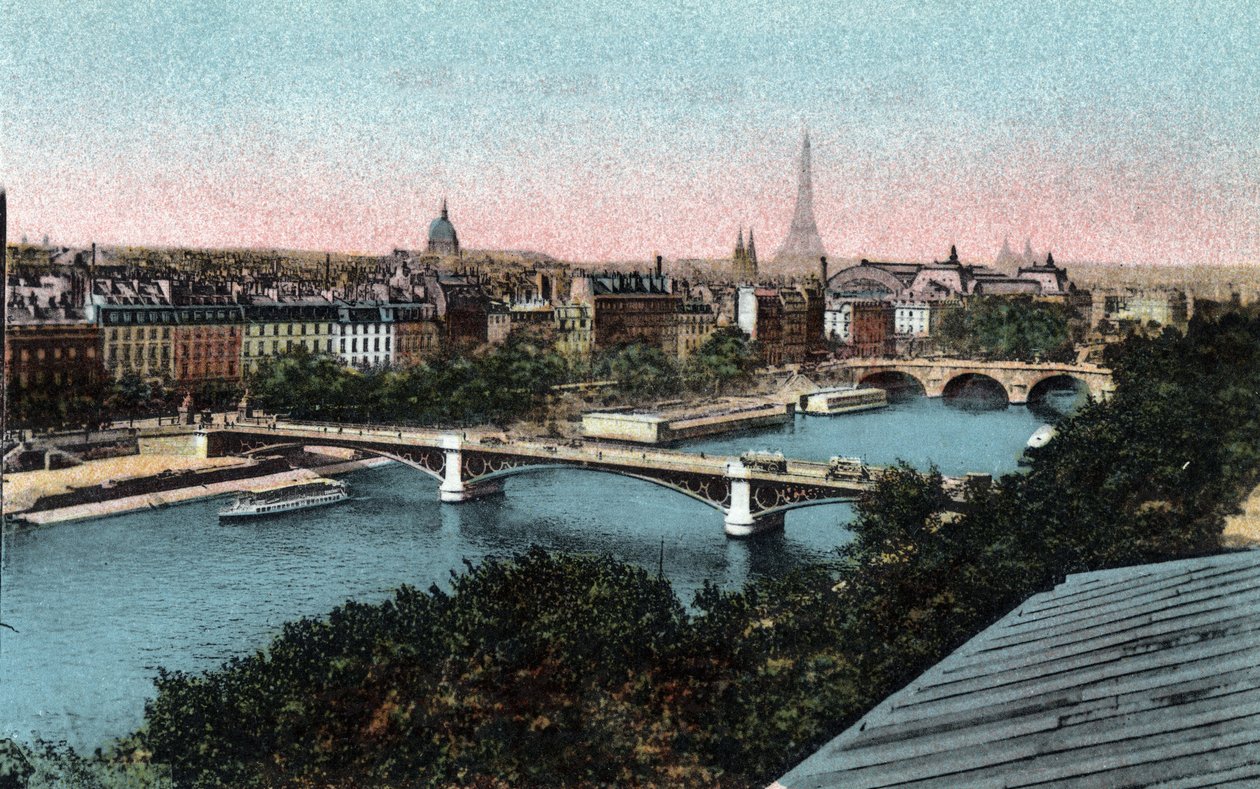Paris: panorama över Seine med Eiffeltornet i bakgrunden. Fotografi från 1920 i "" Artistic Album"" av staden Paris. Privat samling. av Anonymous Anonymous
