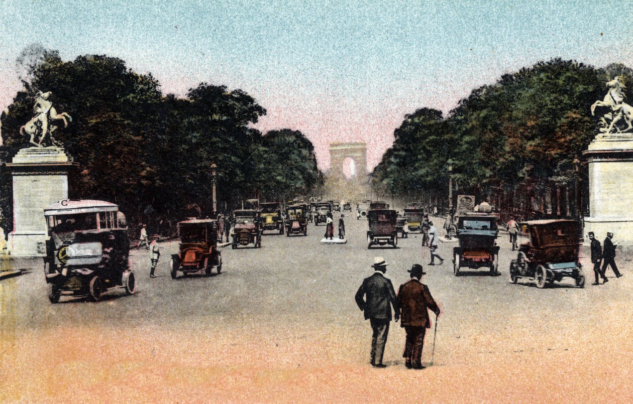 Paris: trafik på Avenue des Champs Elysees (Champs-Elysees) sett från Place de la Concorde med Triumfbågen i bakgrunden. På oddsen, Marlys hästar. Fotografi från 1920 i "" Artistic Album"" av staden Paris. Privat samling. av Anonymous Anonymous