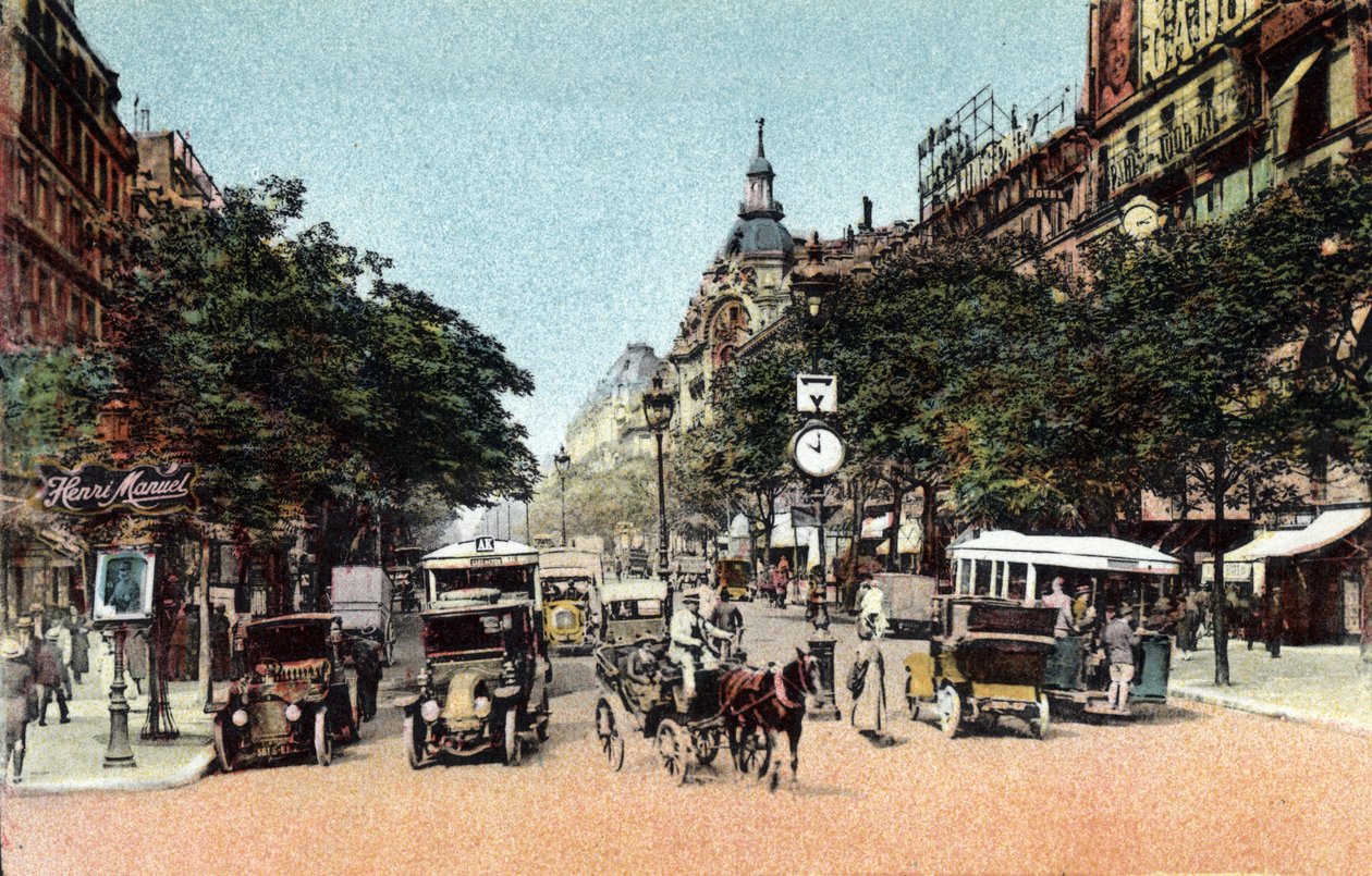 Paris: trafik på boulevard des Italians, en av stadens stora boulevarder. Fotografi från 1920 i "" Artistic Album"" av staden Paris. Privat samling. av Anonymous Anonymous