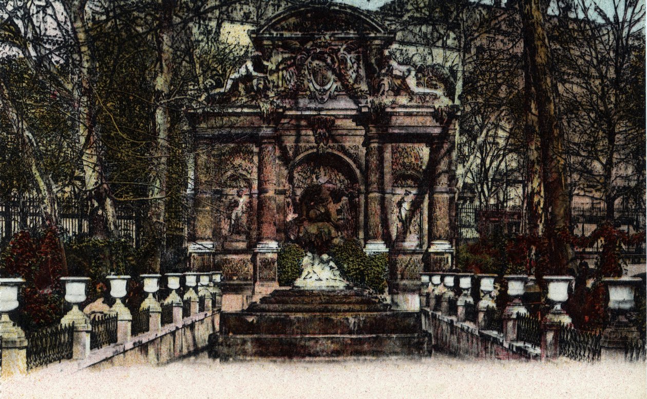 Paris: utsikt över Fontaine Medicis i trädgårdarna i Luxemburg. Fotografi från 1920 i "" Artistic Album"" av staden Paris. Privat samling. av Anonymous Anonymous