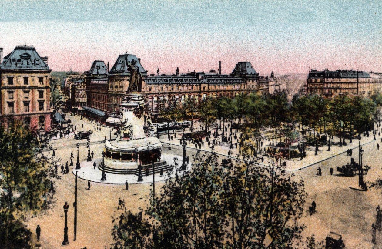 Paris: utsikt över Place de la Republique med statyn av Republique. Fotografi från 1920 i "" Artistic Album"" av staden Paris. Privat samling. av Anonymous Anonymous