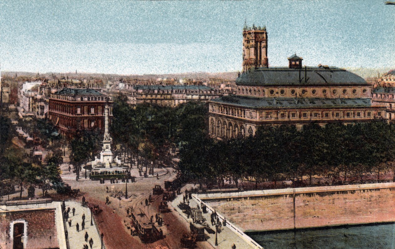 Paris: utsikt över Place du Chatelet och Sarah-Bernhardt Theatre (nuvarande Theatre de la Ville). I bakgrunden, Saint Jacques Tower (Saint Jacques). Fotografi från 1920 i "" Artistic Album"" av staden Paris. Privat samling. av Anonymous Anonymous