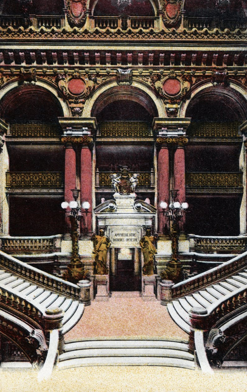 Paris: utsikt över den stora trappan till Opera Garnier. Fotografi från 1920 i "" Artistic Album"" av staden Paris. Privat samling. av Anonymous Anonymous