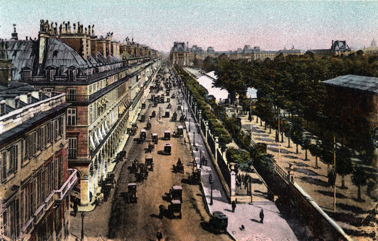 Paris: utsikt över trafiken på rue de Rivoli, mot Louvren. Fotografi från 1920 i "" Artistic Album"" av staden Paris. Privat samling. av Anonymous Anonymous