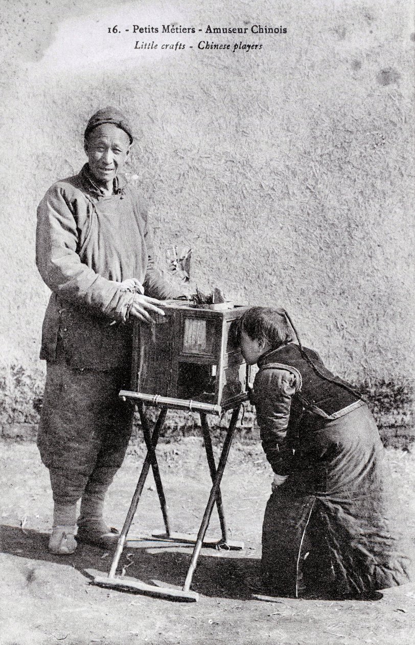 Petity metier: en resande underhållare med en bildlåda Fotografi från början av 1900-talet - Privat samling av Anonymous Anonymous