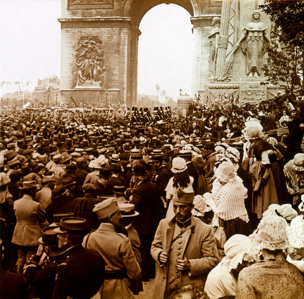 Fotografi - Stereoskopisk glasplatta om första världskriget: Paris befolkning på segerdagen 1919, Private Collection av Anonymous Anonymous