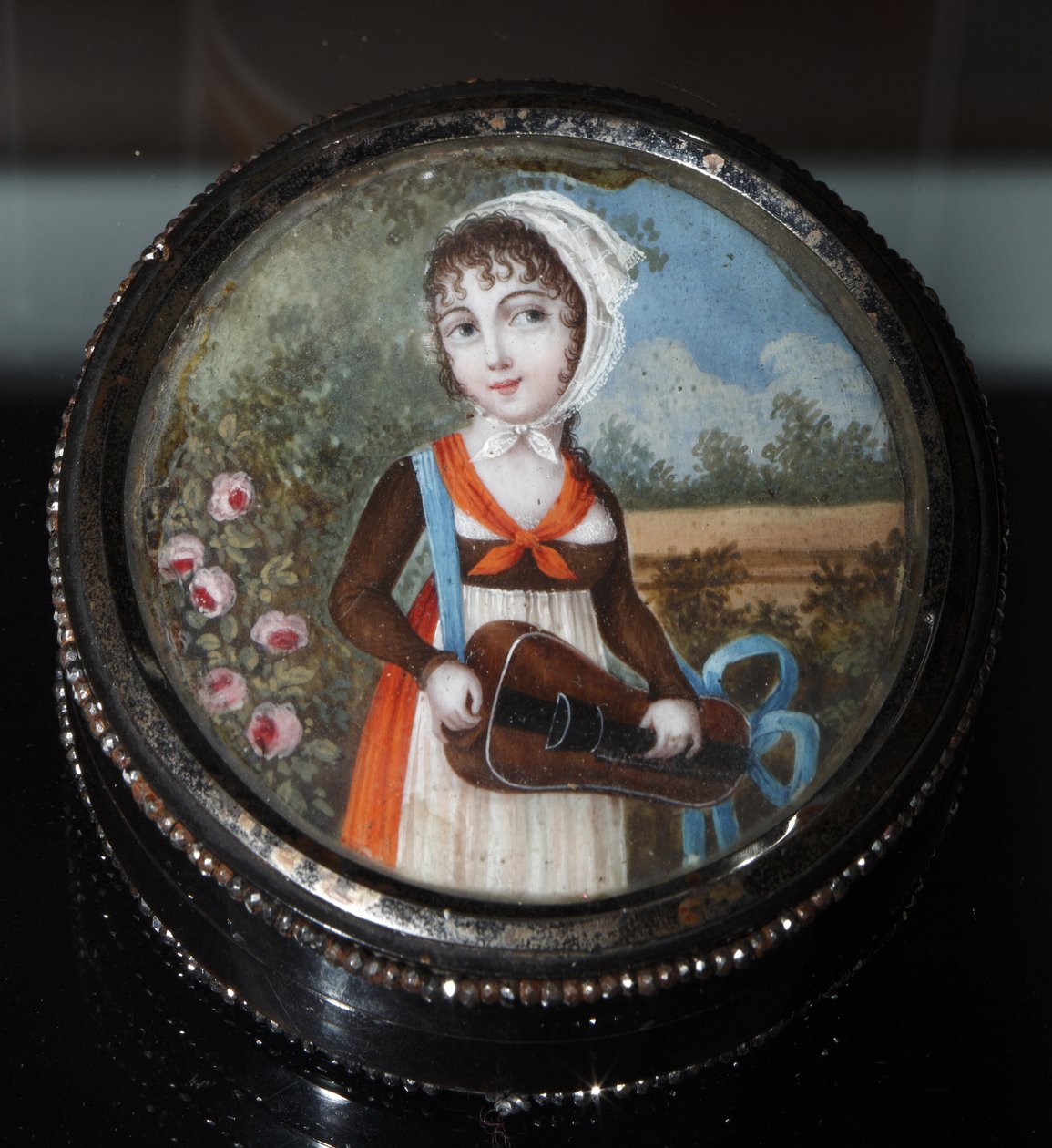 ""Porträtt av en ung flicka med en gurdy"" (Portrait of a Girl With Hurdy Gurdy) Anonym akvarell ca 1800 Privat samling av Anonymous Anonymous