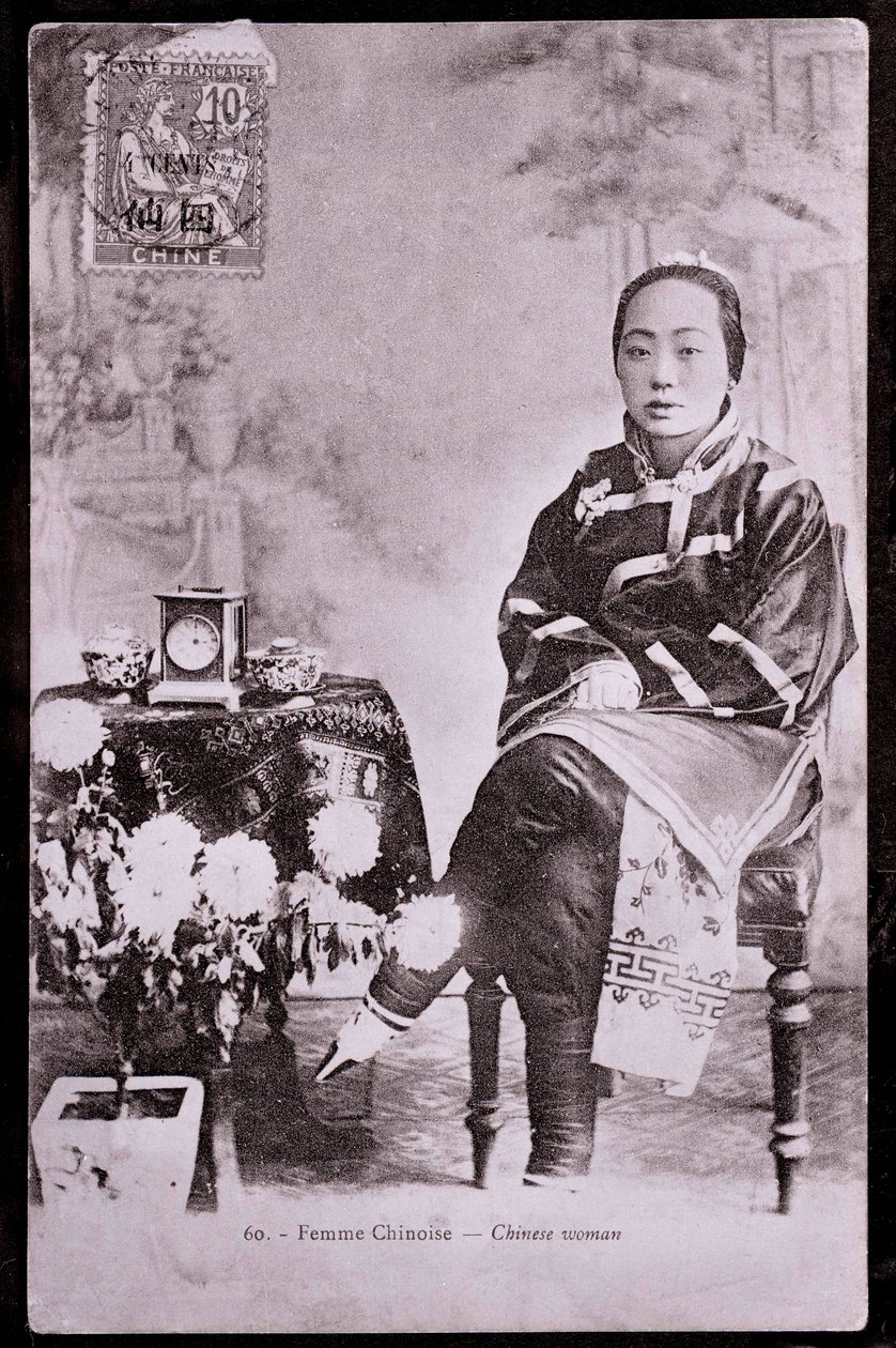 Porträtt av kinesisk kvinna i traditionell dräkt Hon har remsfötter - Fotografi från början av 1900-talet - Privat samling av Anonymous Anonymous