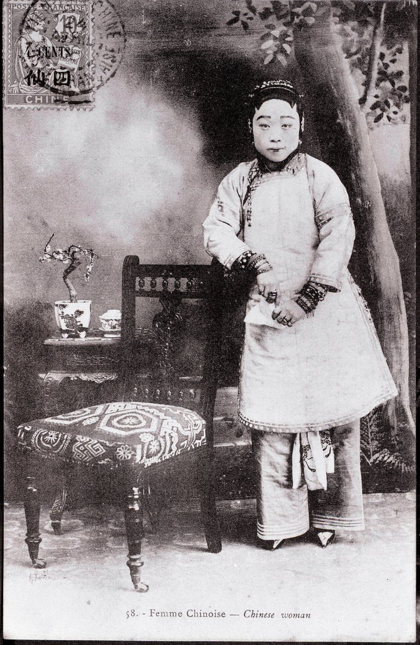 Porträtt av en ung kinesisk kvinna i traditionell kostym Hon har remsfötter - Fotografi från början av 1900-talet - Privat samling av Anonymous Anonymous