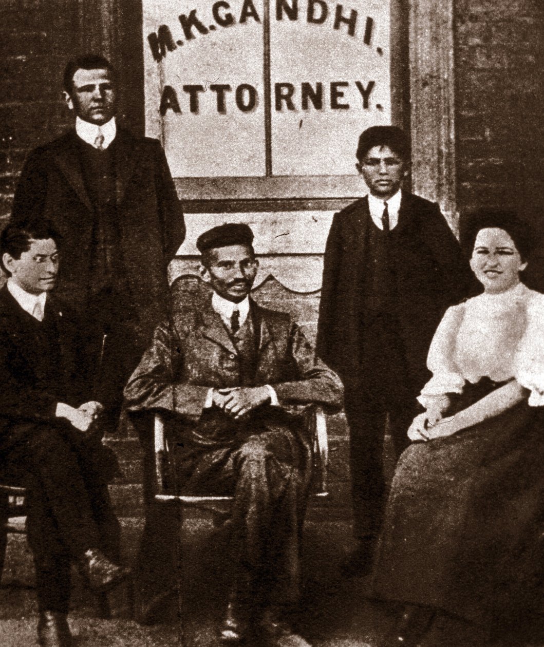 Porträtt av den politiska ledaren Mohandas Karamchand Gandhi (1869-1948) advokat i Durban, Sydafrika. Fotografi 1893 av Anonymous Anonymous