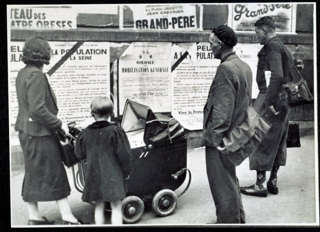 Andra världskriget (1939-1945): Förbipasserande läste mobiliseringsaffischerna i september 1939 av Anonymous Anonymous